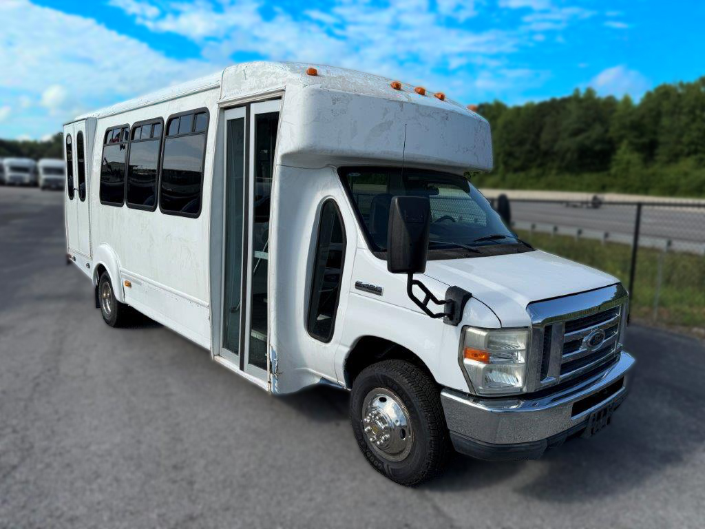 2011 Elkhart ECII Shuttle Bus