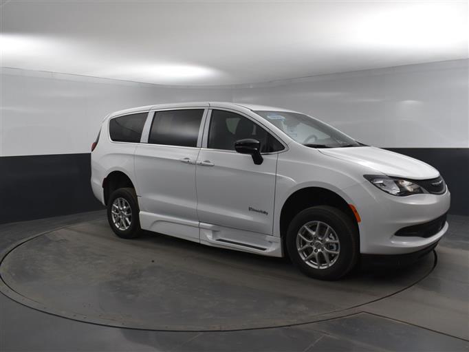 2025 Chrysler Voyager w/BraunAbility
