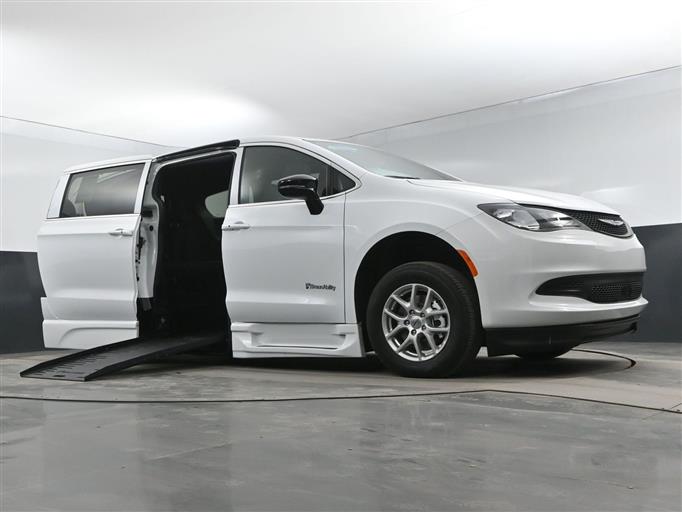 2025 Chrysler Voyager w/BraunAbility