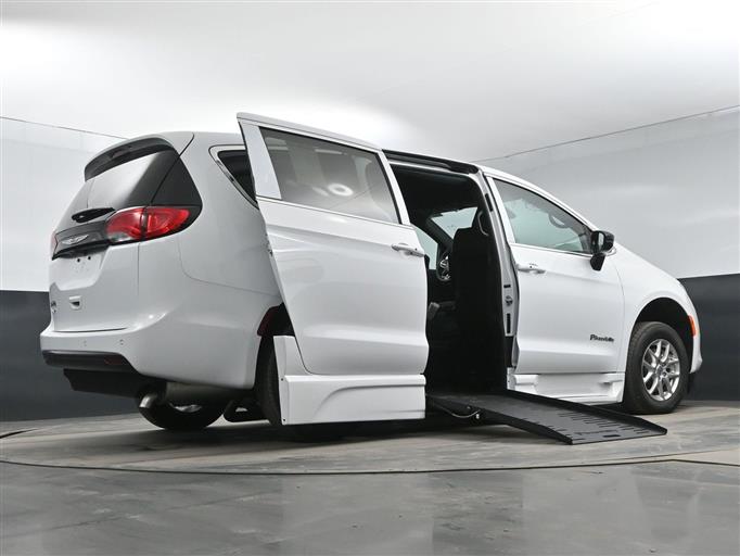 2025 Chrysler Voyager w/BraunAbility