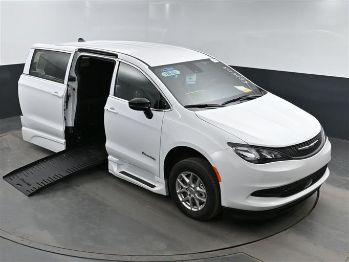 2025 Chrysler Voyager w/BraunAbility