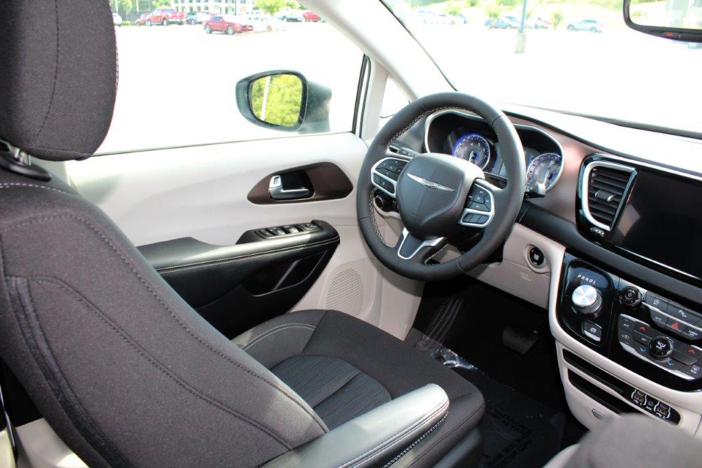 2022 Chrysler Voyager Van